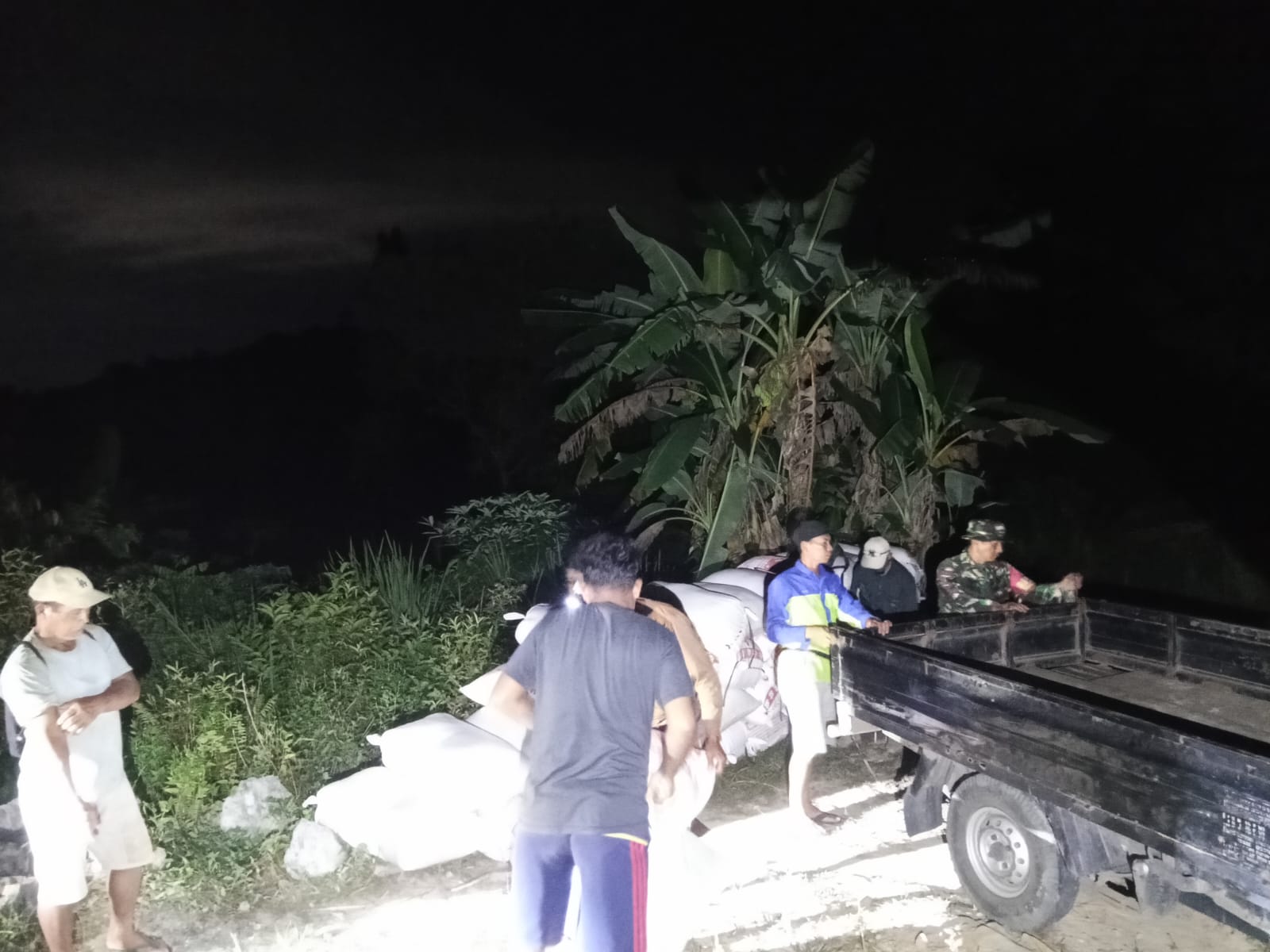 Babinsa Koramil 0901-05/Samarinda Utara Dampingi Penyerapan Padi hingga Larut Malam Babinsa Koramil 0901-05/Samarinda Utara Dampingi Penyerapan Padi hingga Larut Malam