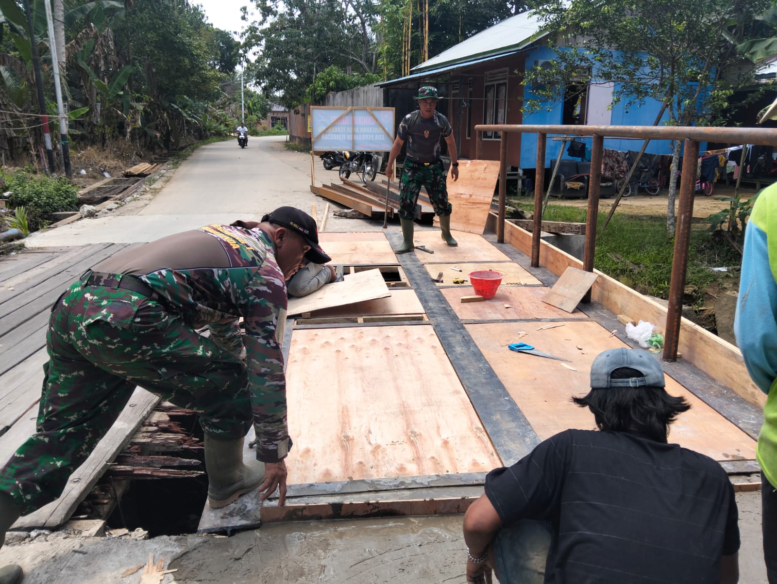 PEMBANGUNAN JEMBATAN BETON TAHAP III DI KELURAHAN SEMPAJA UTARA TERUS DIKEBUT PEMBANGUNAN JEMBATAN BETON TAHAP III DI KELURAHAN SEMPAJA UTARA TERUS DIKEBUT