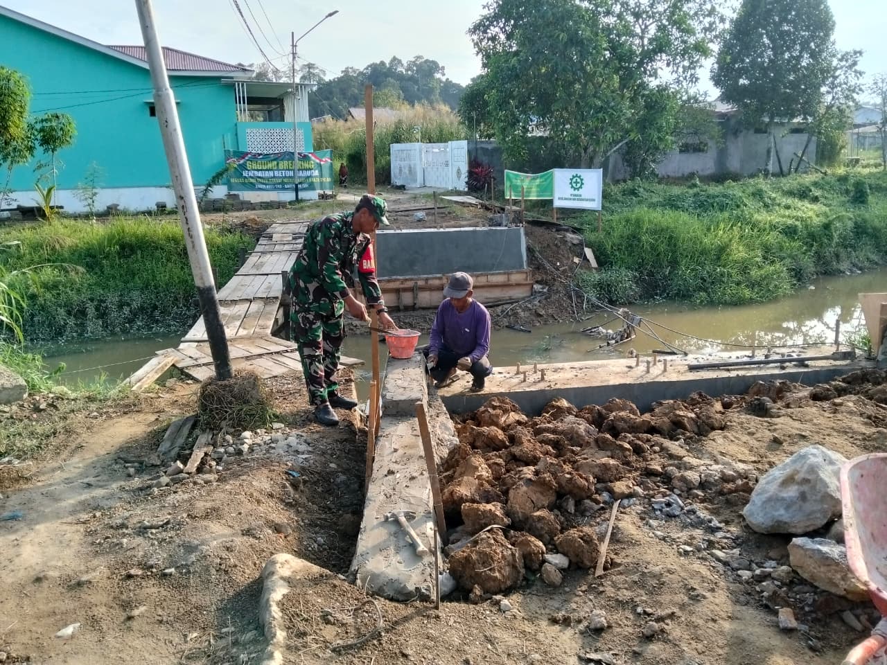 Bersama Masyarakat, Kodim 0901/Samarinda Bangun Jembatan Beton Garuda di Kelurahan Lok Bahu