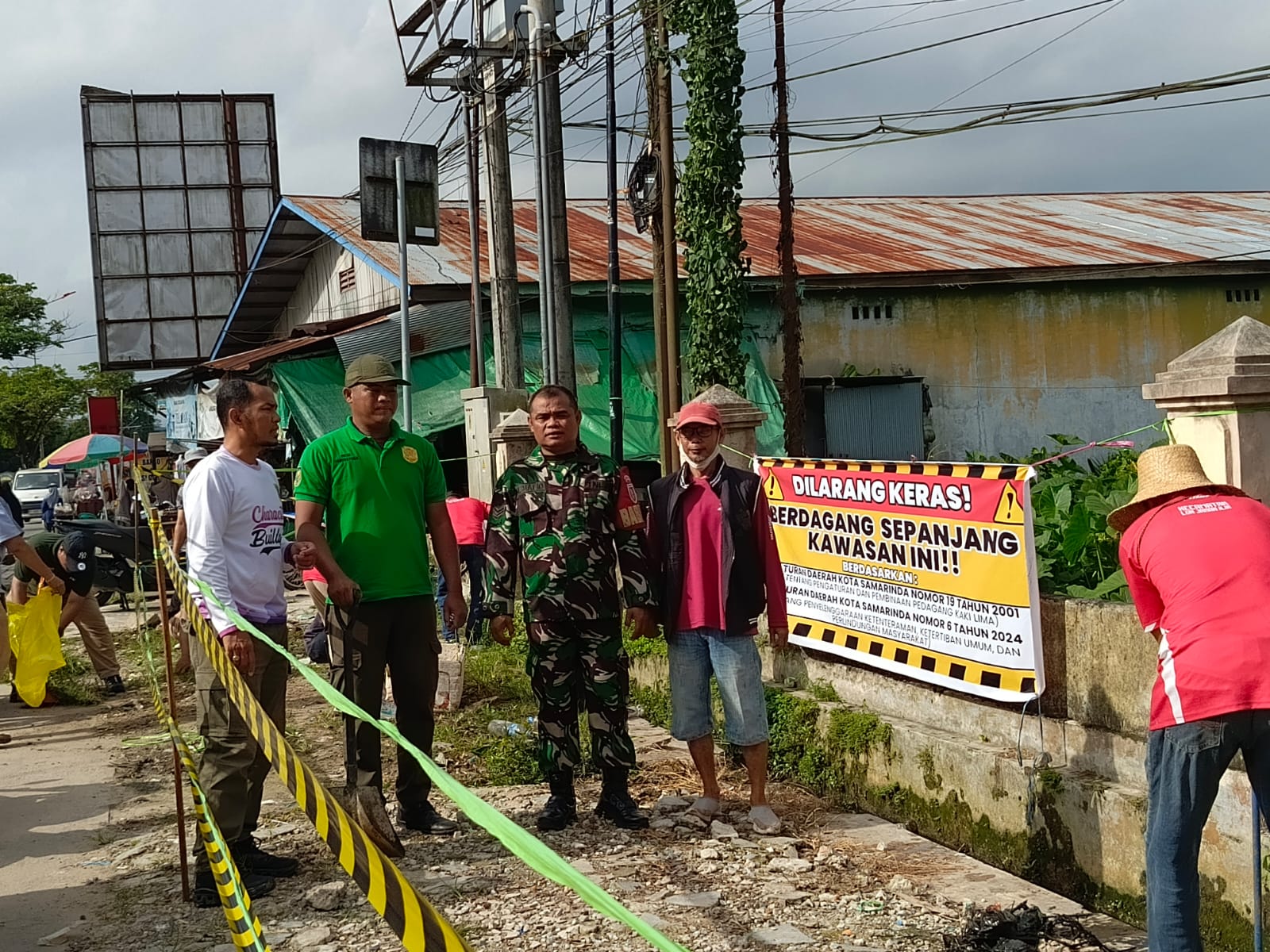 Babinsa Koramil 0901-03/Samarinda Seberang Pimpin Gotong Royong Pembersihan Parit Bersama Warga Babinsa Koramil 0901-03/Samarinda Seberang Pimpin Gotong Royong Pembersihan Parit Bersama Warga