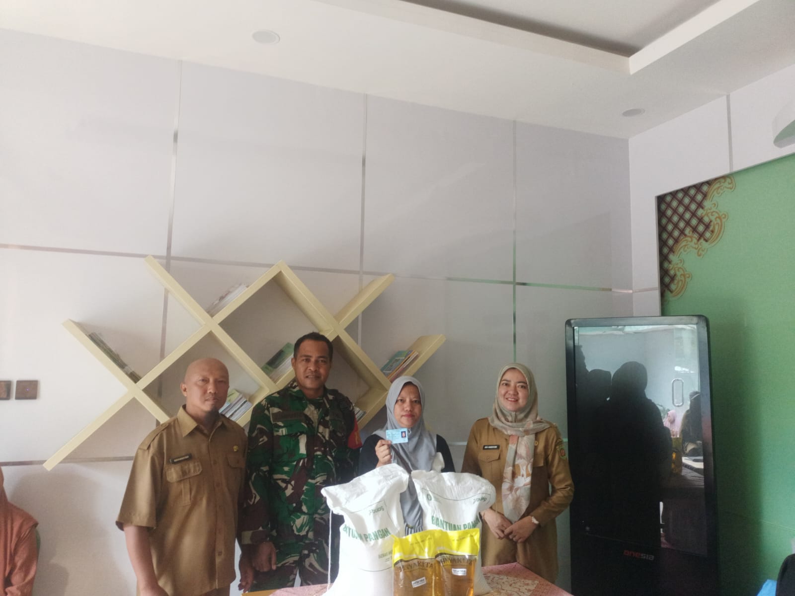 Babinsa Koramil 0901-01/Samarinda Ulu Dampingi Penyaluran Bantuan Pangan di Kelurahan Loa Buah Babinsa Koramil 0901-01/Samarinda Ulu Dampingi Penyaluran Bantuan Pangan di Kelurahan Loa Buah