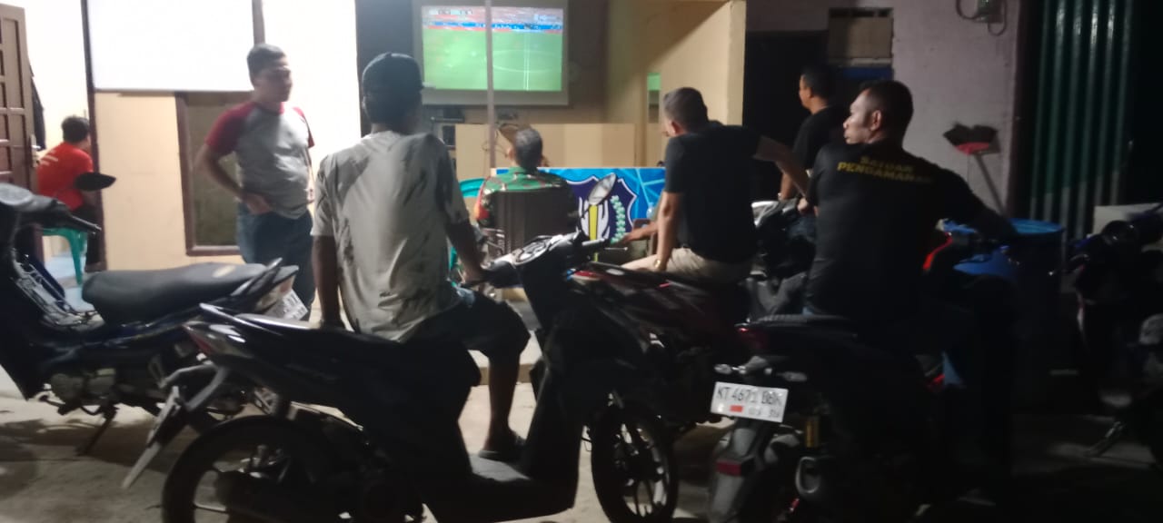 Babinsa Koramil 0901-03/Samarinda Seberang Monitoring Nobar Sepak Bola Gembira Piala Dunia Babinsa Koramil 0901-03/Samarinda Seberang Monitoring Nobar Sepak Bola Gembira Piala Dunia