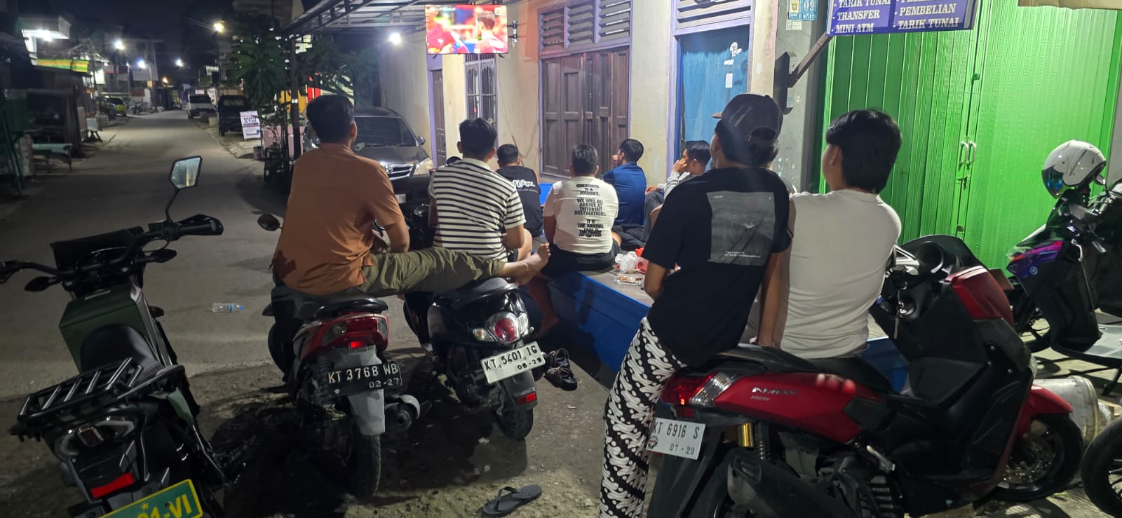 Babinsa Kelurahan Mesjid Hadiri Nobar Gembira Piala Dunia 2026 Bersama Warga Babinsa Kelurahan Mesjid Hadiri Nobar Gembira Piala Dunia 2026 Bersama Warga