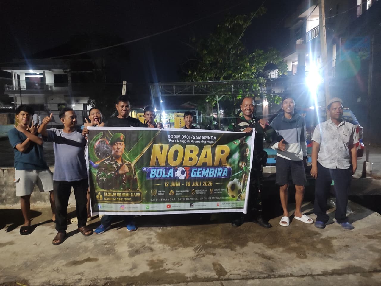 Babinsa Sungai Pinang Luar Hadiri Nobar Piala Dunia 2026 Bersama Warga Babinsa Sungai Pinang Luar Hadiri Nobar Piala Dunia 2026 Bersama Warga