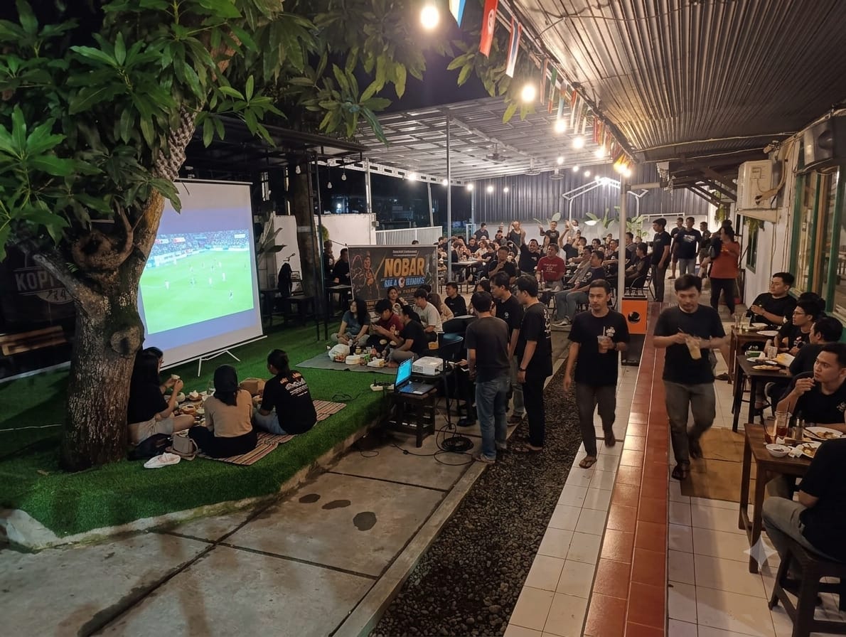 BABINSA KELURAHAN JAWA MONITORING NOBAR KEBANGSAAN PIALA DUNIA 2026 BERSAMA MASYARAKAT