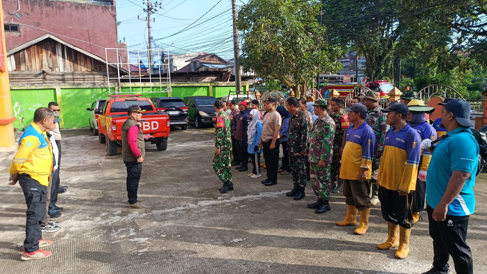Babinsa Bersama Warga Gotong Royong Bersihkan Drainase, Wujud Keharmonisan TNI dengan Masyarakat
