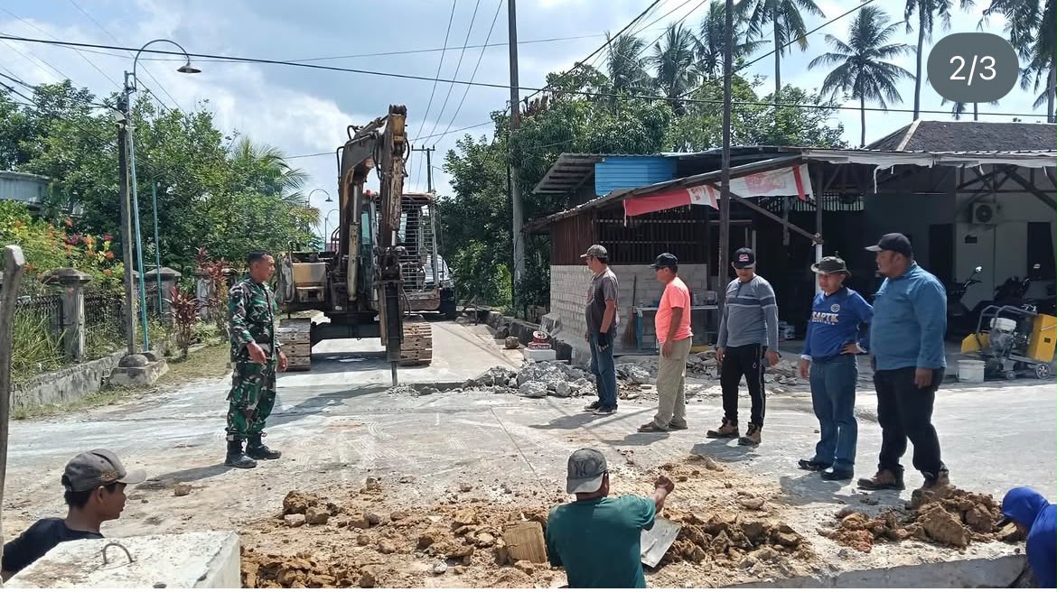 Babinsa Rawa Makmur Bersama Danramil dan Warga Laksanakan Gotong Royong Normalisasi Parit