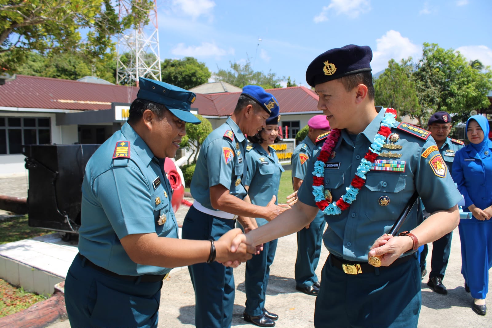 Lanal Ranai Lepas Danlanal Ranai dan Ketua Jalasenastri Dengan Suasana Haru dan Bangga Lanal Ranai Lepas Danlanal Ranai dan Ketua Jalasenastri Dengan Suasana Haru dan Bangga