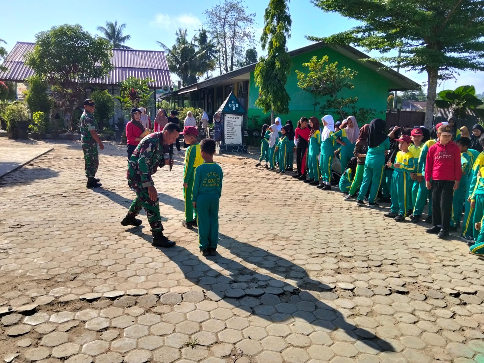 Koramil 0901-04/Palaran Tanamkan Disiplin Sejak Dini Melalui Kegiatan MPLS di SDN 003 Palaran Koramil 0901-04/Palaran Tanamkan Disiplin Sejak Dini Melalui Kegiatan MPLS di SDN 003 Palaran