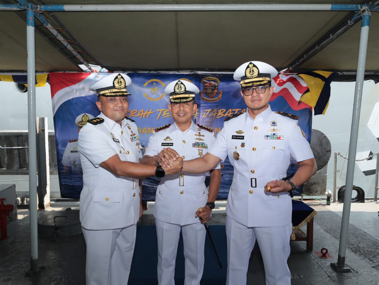 Jabatan Strategis Komandan KRI Teluk Manado-537 Resmi Diserahterimakan Jabatan Strategis Komandan KRI Teluk Manado-537 Resmi Diserahterimakan
