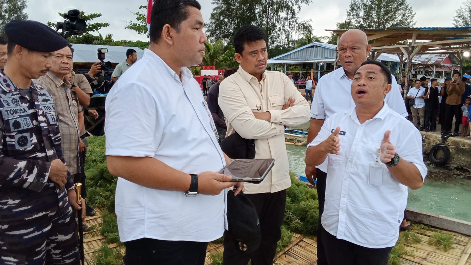Komandan Lanal Nias Dampingi Gubernur Sumut Bobby Nasution Tinjau Fasilitas Kesehatan dan Budidaya Komandan Lanal Nias Dampingi Gubernur Sumut Bobby Nasution Tinjau Fasilitas Kesehatan dan Budidaya