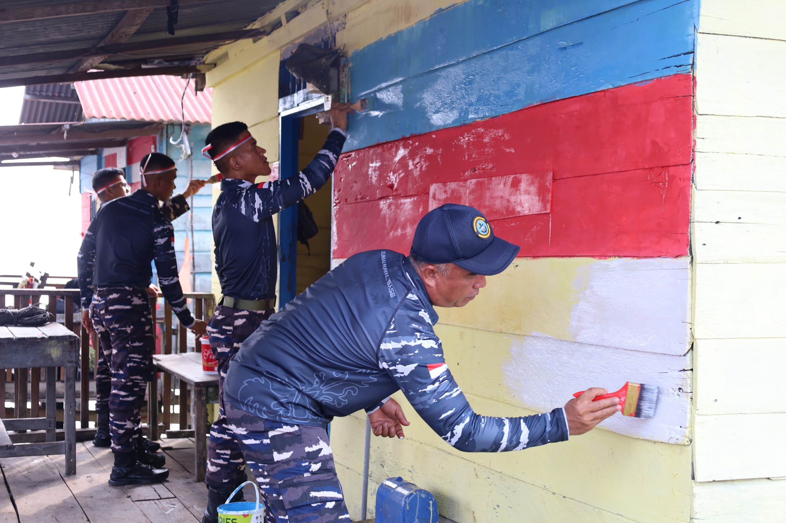 Hadirkan Semangat Pengabdian di Kampung Nelayan, Danlanal Dumai Pimpin Aksi Bakti Sosial dan Bersih Hadirkan Semangat Pengabdian di Kampung Nelayan, Danlanal Dumai Pimpin Aksi Bakti Sosial dan Bersih