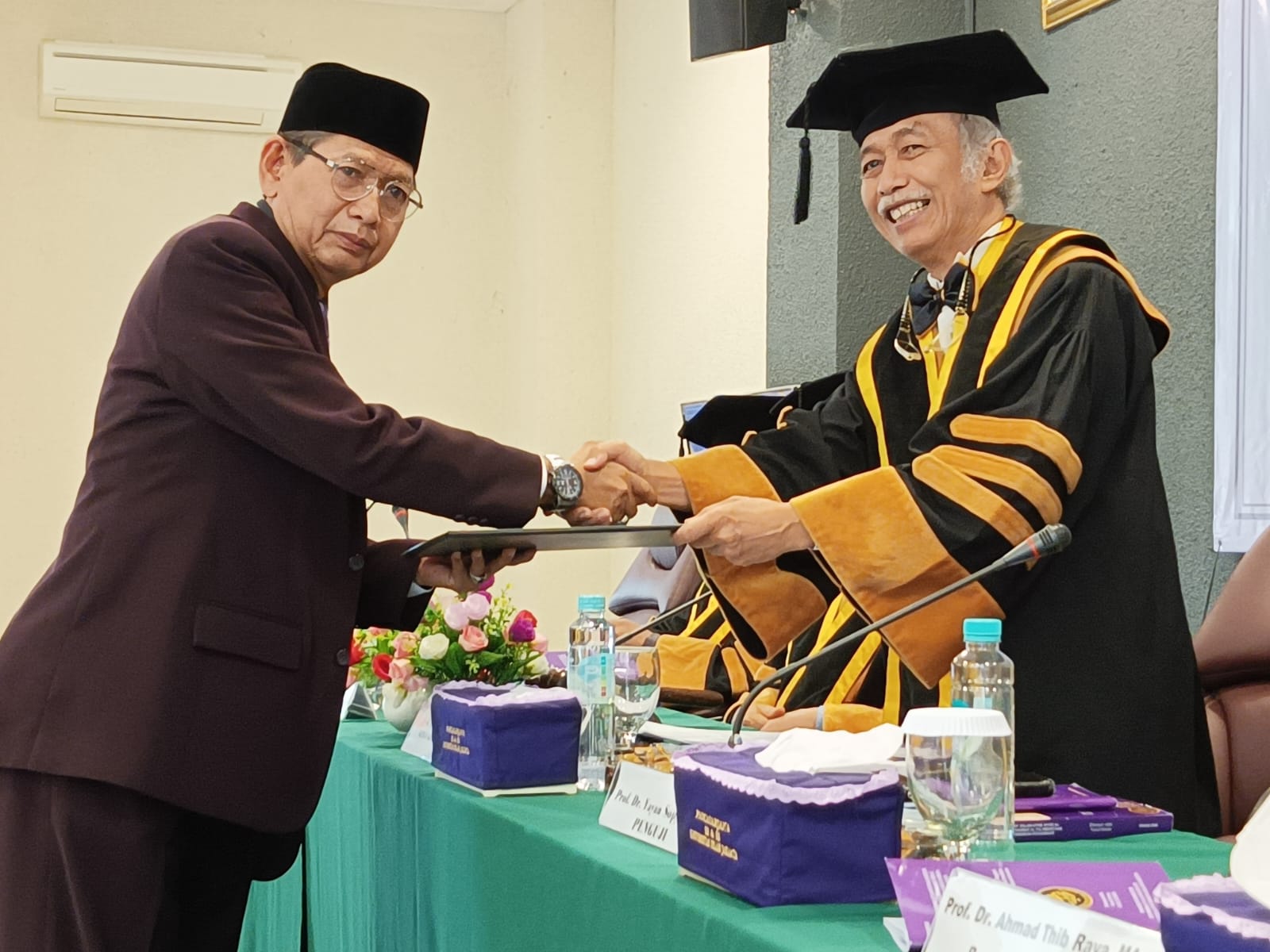 Yusuf Aman Berhasil Mempertahankan Disertasinya Pada Sidang Promosi Doktor, Raih Dengan Cumlaude 