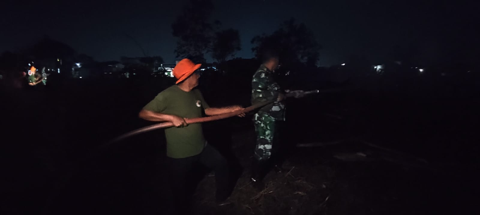 Babinsa Koramil 0901-05/Samarinda Utara Bersama Relawan Balakar Padamkan Kebakaran Lahan di Sungai Babinsa Koramil 0901-05/Samarinda Utara Bersama Relawan Balakar Padamkan Kebakaran Lahan di Sungai