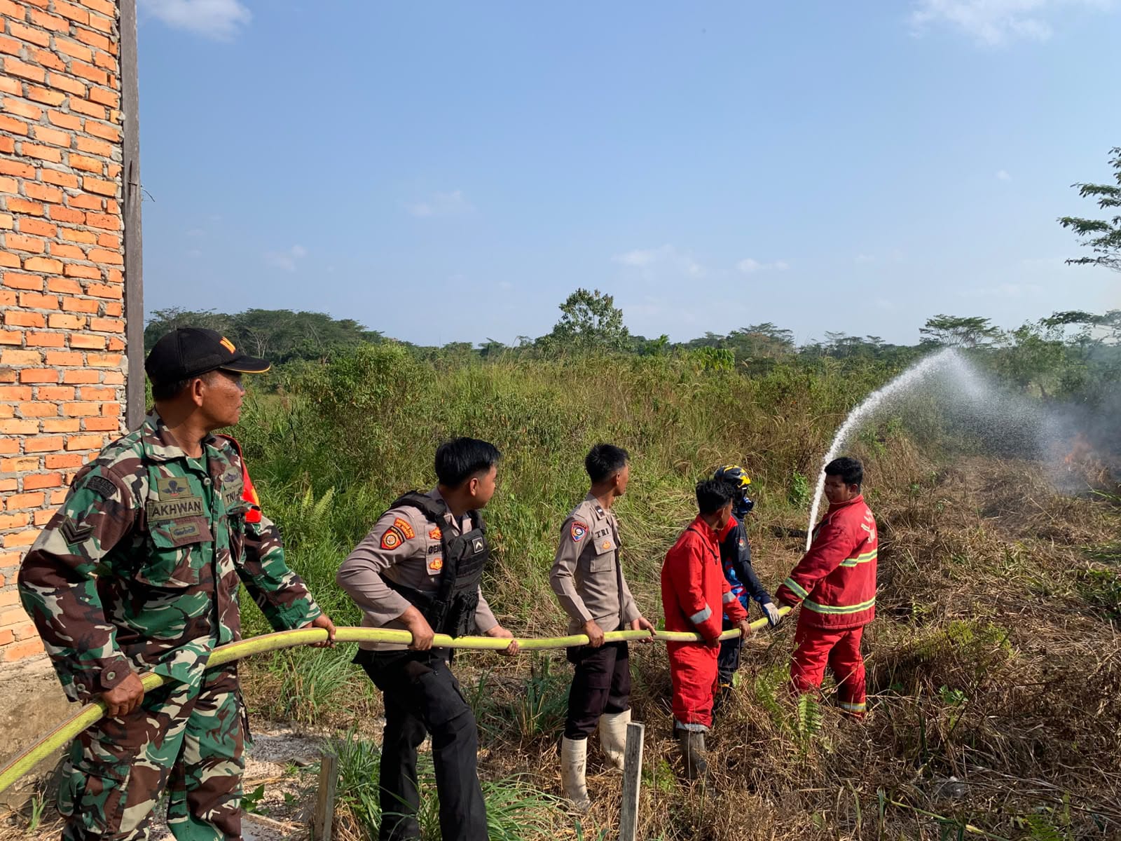 Babinsa Koramil 0901-4/Palaran Bantu Padamkan Kebakaran Lahan Seluas 2,5 Hektare di Simpang Pasir