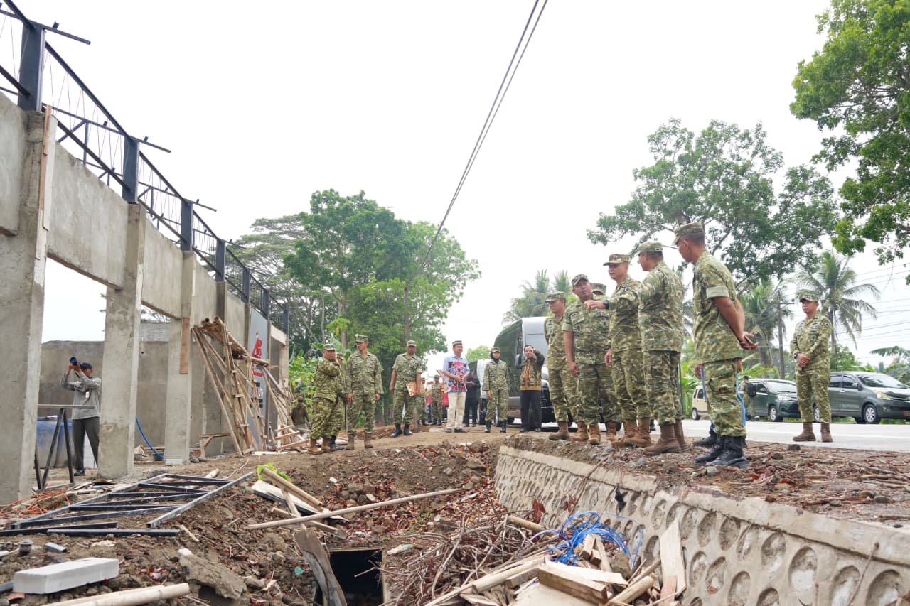 Pangdam IV/Diponegoro Tinjau Progres Pembangunan KDKMP di Kebumen Pangdam IV/Diponegoro Tinjau Progres Pembangunan KDKMP di Kebumen