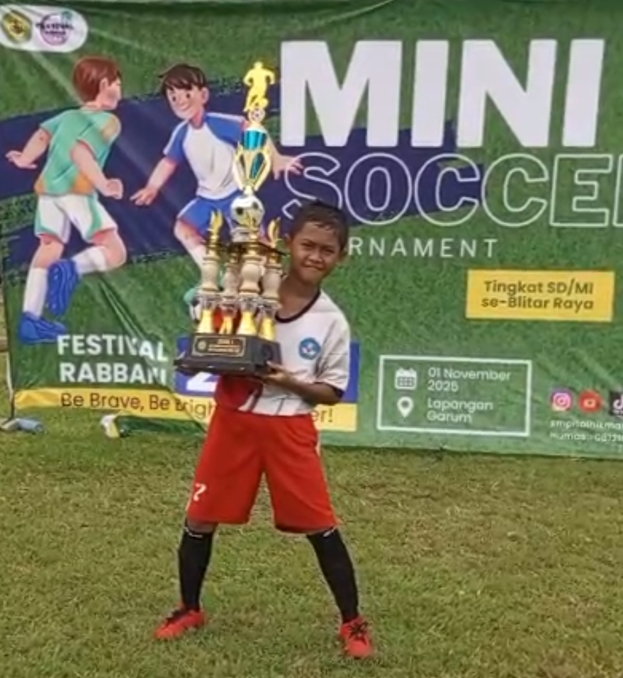 AKHTAR, BOCIL YATIM YANG SUKSES BOYONG SERTIFIKAT & TROPHY MINI SOCCER