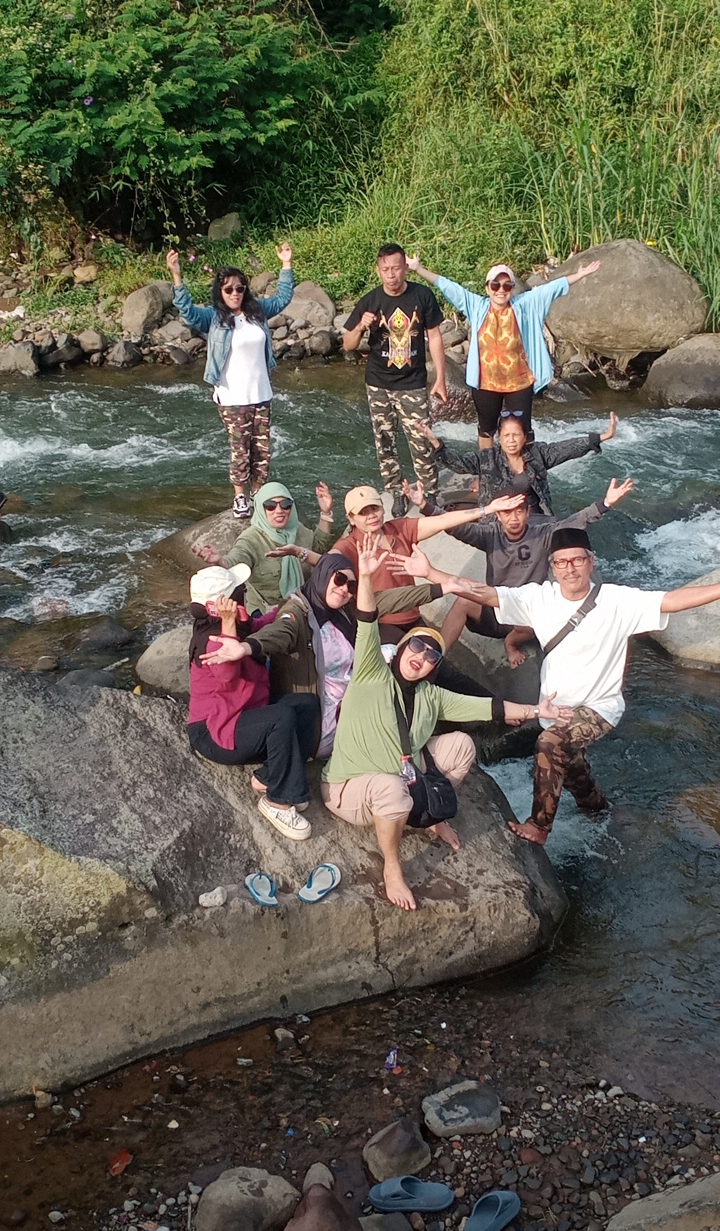 Ketua Aliansi Jurnalis Bersatu Andi Mulyati Pananrangi, S.E., Memimpin Aksi Bersih-bersih Sungai Ketua Aliansi Jurnalis Bersatu Andi Mulyati Pananrangi, S.E., Memimpin Aksi Bersih-bersih Sungai