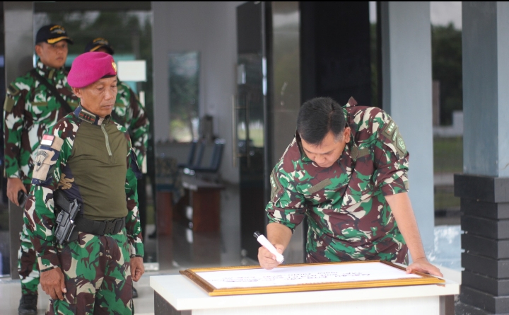 PRAJURIT KOMPI KOMPOSIT MARINIR NATUNA SAMBUT HANGAT KUNKER PANGKOGABWILHAN I PRAJURIT KOMPI KOMPOSIT MARINIR NATUNA SAMBUT HANGAT KUNKER PANGKOGABWILHAN I