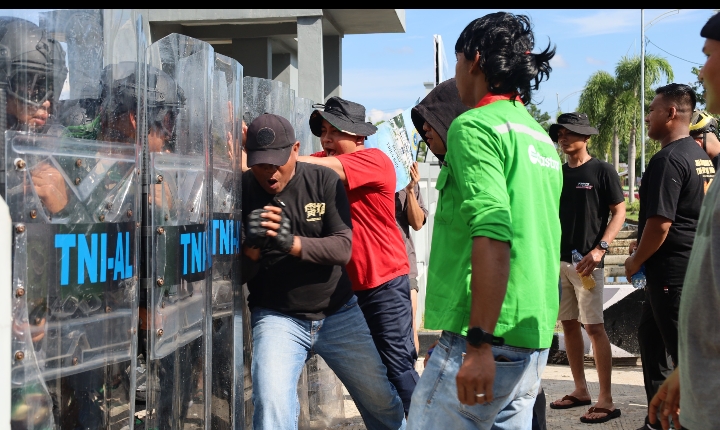 Aksi Unjuk Rasa Berujung Memanas, Prajurit Lanal Dumai Tunjukkan Profesionalisme Dalam Mengendalikan Aksi Unjuk Rasa Berujung Memanas, Prajurit Lanal Dumai Tunjukkan Profesionalisme Dalam Mengendalikan