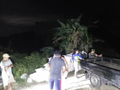 Babinsa Koramil 0901-05/Samarinda Utara Dampingi Penyerapan Padi hingga Larut Malam Babinsa Koramil 0901-05/Samarinda Utara Dampingi Penyerapan Padi hingga Larut Malam