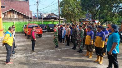 Babinsa Bersama Warga Gotong Royong Bersihkan Drainase, Wujud Keharmonisan TNI dengan Masyarakat