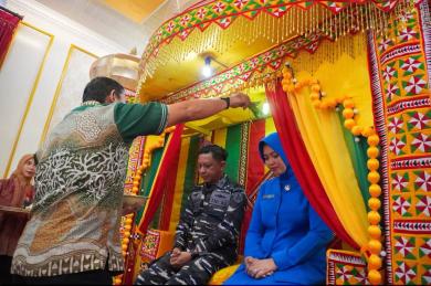 Danlanal Simeulue Jalani Prosesi Peusijuk, Pererat Sinergi Dengan Forkopimda Simeulue Danlanal Simeulue Jalani Prosesi Peusijuk, Pererat Sinergi Dengan Forkopimda Simeulue