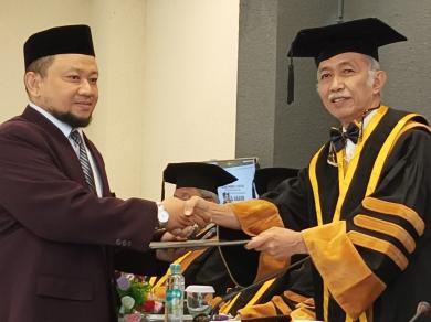 Promovendus Abdul Hakim Di hadapan 6 Profesor, Mampu Menjelaskan Disertasinya Dengan Baik Promovendus Abdul Hakim Di hadapan 6 Profesor, Mampu Menjelaskan Disertasinya Dengan Baik