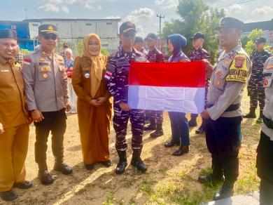 Prajurit Lanal Bintan Turut Hadiri Gerakan Pembagian Bendera Merah Putih di Bintan Utara Prajurit Lanal Bintan Turut Hadiri Gerakan Pembagian Bendera Merah Putih di Bintan Utara