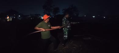 Babinsa Koramil 0901-05/Samarinda Utara  Bersama Relawan Balakar Padamkan Kebakaran Lahan di Sungai 