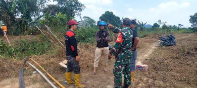 BABINSA KORAMIL 0901-02/SPNG TERJUN PADAMKAN KEBAKARAN LAHAN DI GUNUNG LINGAI BABINSA KORAMIL 0901-02/SPNG TERJUN PADAMKAN KEBAKARAN LAHAN DI GUNUNG LINGAI