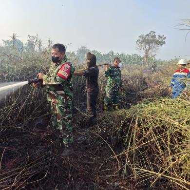 BABINSA SINDANGSARI BERSAMA TIM GABUNGAN SIGAP PADAMKAN KARHUTLA