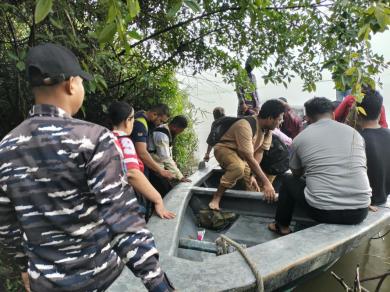 Gerak Cepat Tim Quick Rerspon Lanal Dumai Gagalkan _Illegal Entry_, 16 Orang dan Satu Speed Boat Ber Gerak Cepat Tim Quick Rerspon Lanal Dumai Gagalkan _Illegal Entry_, 16 Orang dan Satu Speed Boat Ber