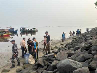"Aku Cinta Laut" Satu Semangat, Satu Kepedulian : Lanal Dumai dan Generasi Muda Bersatu Jaga Pesisir "Aku Cinta Laut" Satu Semangat, Satu Kepedulian : Lanal Dumai dan Generasi Muda Bersatu Jaga Pesisir