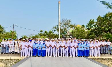 Semangat Juang Tak Pernah Padam, Danlanal Bintan Pimpin Ziarah Rombongan Peringati HUT Ke-81 TNI Ang Semangat Juang Tak Pernah Padam, Danlanal Bintan Pimpin Ziarah Rombongan Peringati HUT Ke-81 TNI Ang