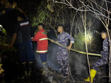 Prajurit Lanal Ranai Bantu Padamkan Kebakaran Lahan Prajurit Lanal Ranai Bantu Padamkan Kebakaran Lahan