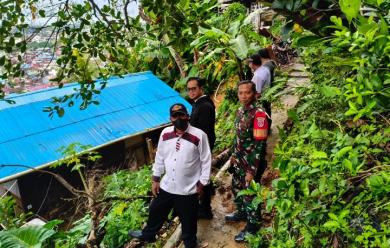 BABINSA KORAMIL 0901-02/SUNGAI PINANG LAKUKAN PEMANTAUAN TANAH LONGSOR AKIBAT CURAH HUJAN LEBAT