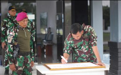 PRAJURIT KOMPI KOMPOSIT MARINIR NATUNA SAMBUT HANGAT KUNKER PANGKOGABWILHAN I PRAJURIT KOMPI KOMPOSIT MARINIR NATUNA SAMBUT HANGAT KUNKER PANGKOGABWILHAN I