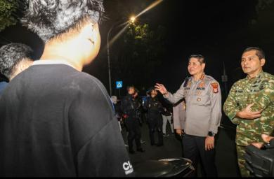 Kapolres Metro Jakarta Timur Pimpin Patroli Skala Besar, Begal dan Tawuran Jadi Sasaran Utama Kapolres Metro Jakarta Timur Pimpin Patroli Skala Besar, Begal dan Tawuran Jadi Sasaran Utama