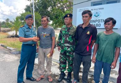 Lanal Dabo Singkep Berikan Tali Asih Kepada ABK KM Handayani Korban Kecelakaan Laut Lanal Dabo Singkep Berikan Tali Asih Kepada ABK KM Handayani Korban Kecelakaan Laut