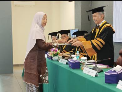 Promovenda Nurhasanah Sukses Mempertahankan Disertasinya Di Hadapan 6 Professor Sebagai Tim Penguji 